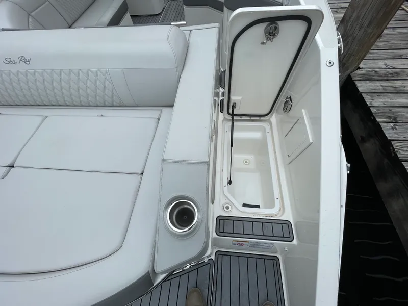 Slide: The Image of Sea Ray SLX 310 2021 - 37