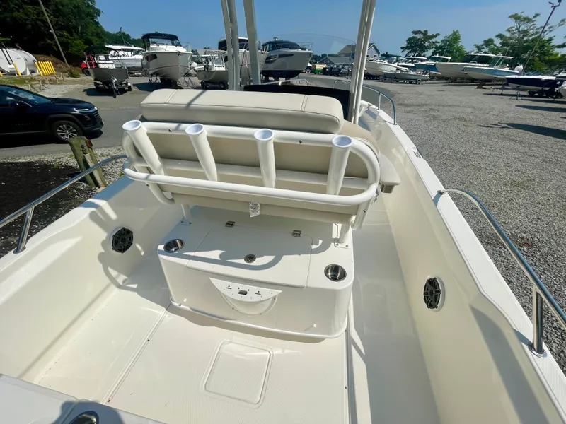 Slide: The Image of Boston Whaler 220 Dauntless 2026 - 4