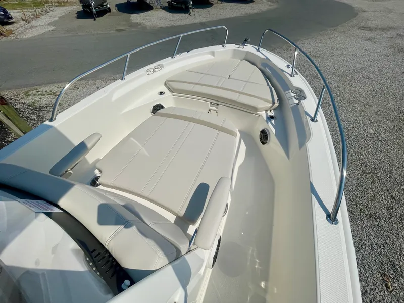 Slide: The Image of Boston Whaler 220 Dauntless 2026 - 14