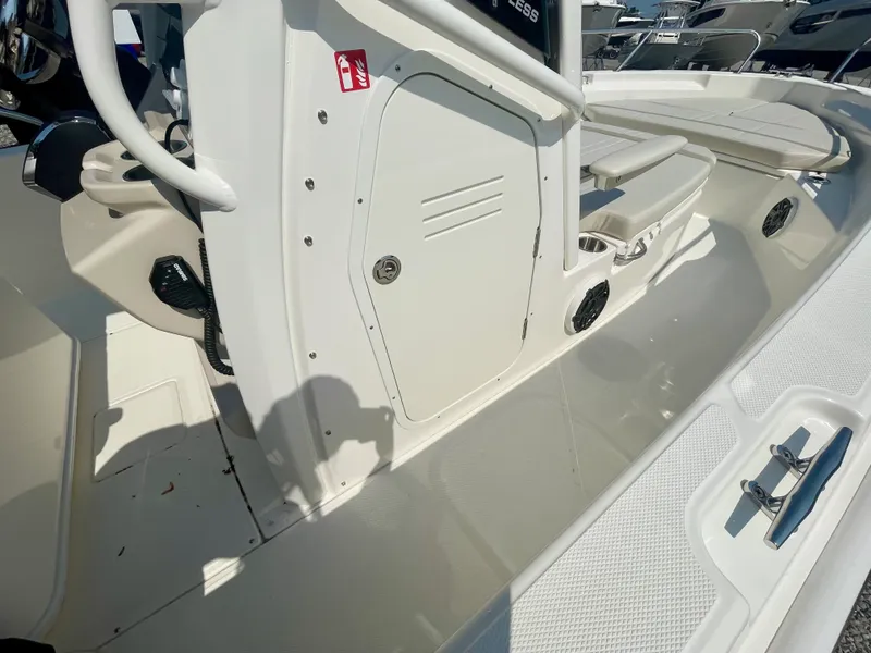 Slide: The Image of Boston Whaler 220 Dauntless 2026 - 12