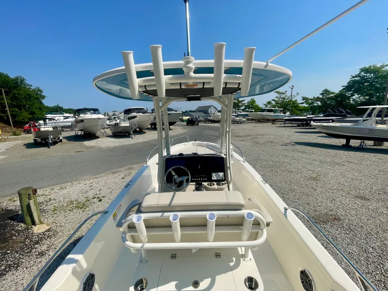 Slide: The Image of Boston Whaler 220 Dauntless 2026 - 6