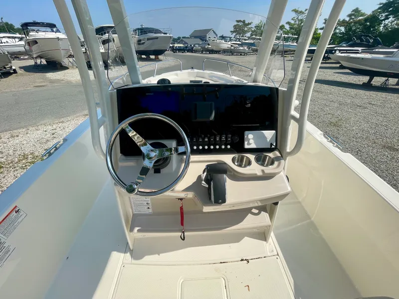 Slide: The Image of Boston Whaler 220 Dauntless 2026 - 10