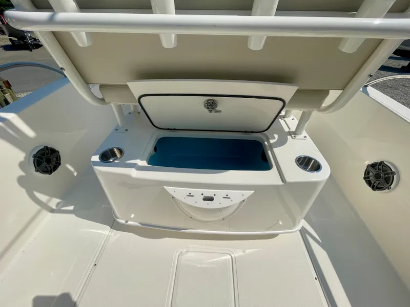 Slide: The Image of Boston Whaler 220 Dauntless 2026 - 5
