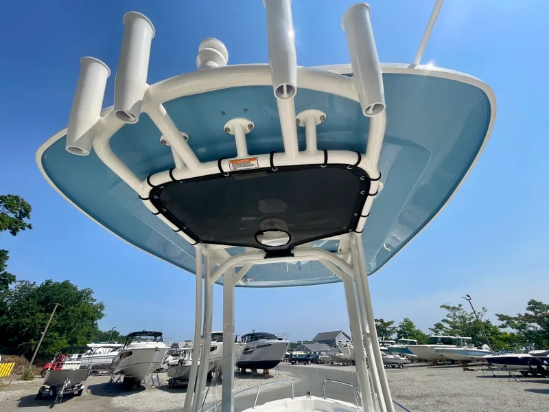 Slide: The Image of Boston Whaler 220 Dauntless 2026 - 7