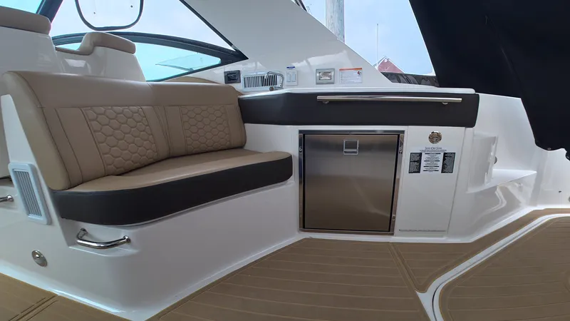 Slide: The Image of Sea Ray Sundancer 320 Outboard 2025 - 11