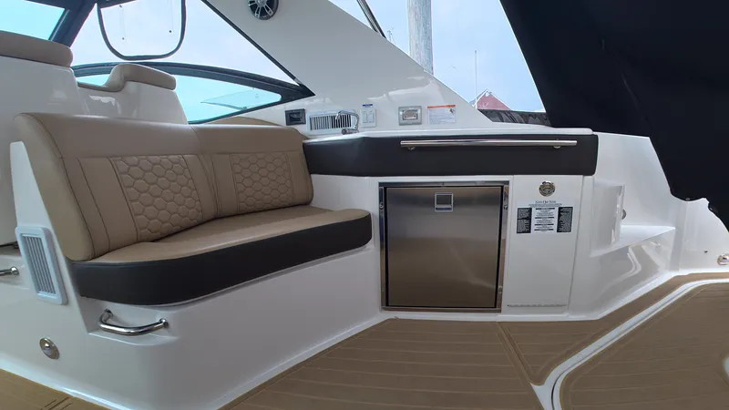 Slide: The Image of Sea Ray Sundancer 320 Outboard 2025 - 10