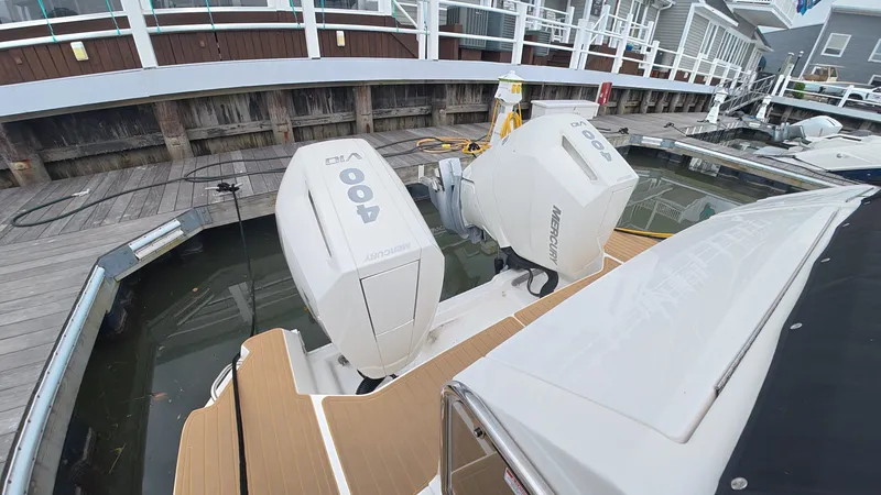 Slide: The Image of Sea Ray Sundancer 320 Outboard 2025 - 4