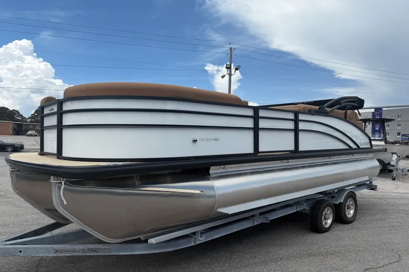 Slide: The Image of Harris Cruiser 210 2026 - 11