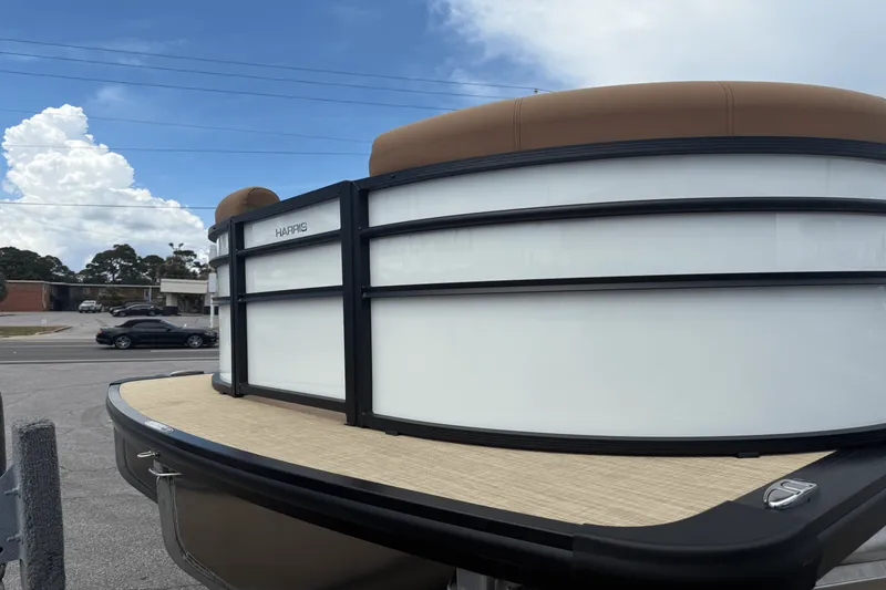 Slide: The Image of Harris Cruiser 210 2026 - 12