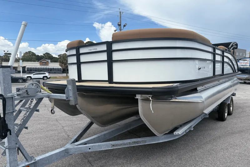 Slide: The Image of Harris Cruiser 210 2026 - 13