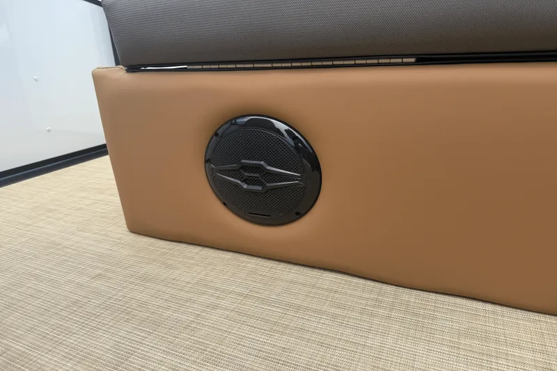 Slide: The Image of Harris Cruiser 210 2026 - 20