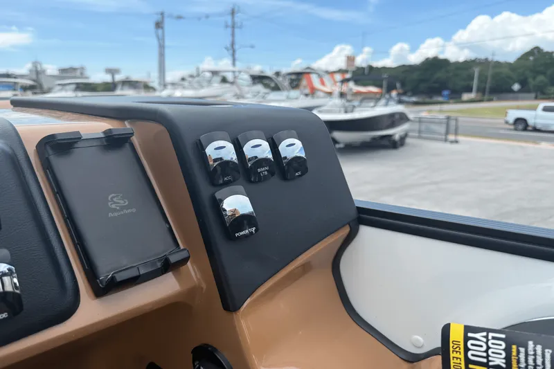 Slide: The Image of Harris Cruiser 210 2026 - 33