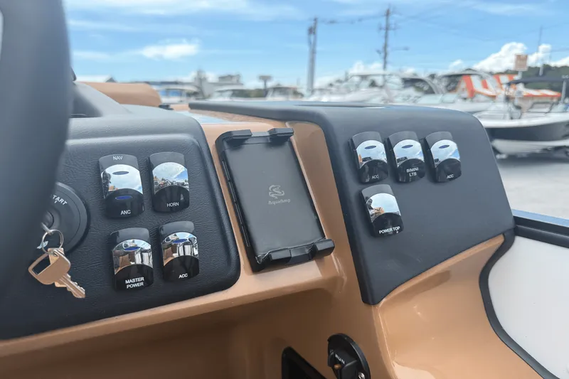 Slide: The Image of Harris Cruiser 210 2026 - 34