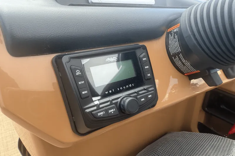 Slide: The Image of Harris Cruiser 210 2026 - 37