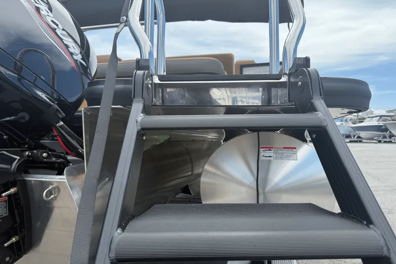 Slide: The Image of Harris Cruiser 210 2026 - 8