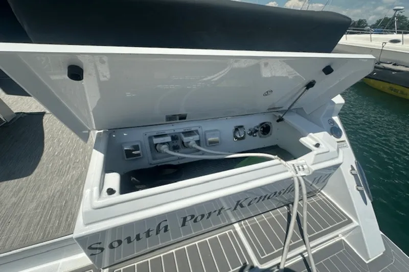 Slide: The Image of Cruisers 390 EXPRESS COUPE 2023 - 13