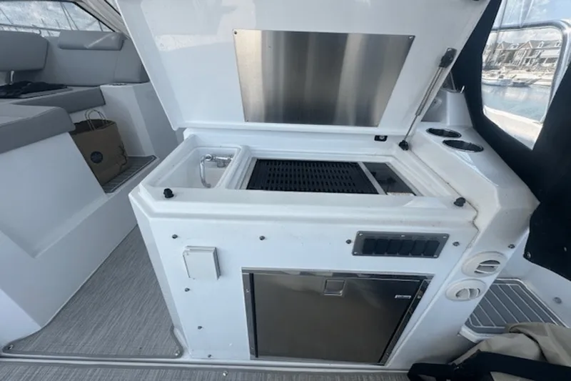 Slide: The Image of Cruisers 390 EXPRESS COUPE 2023 - 19