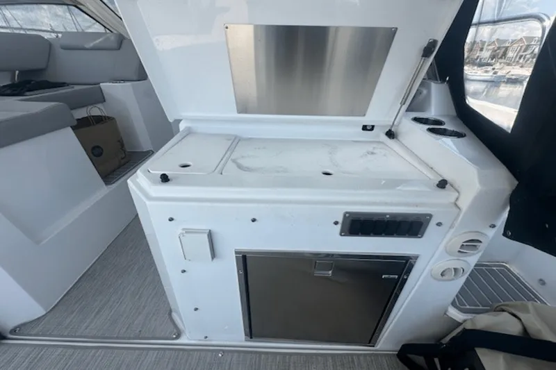 Slide: The Image of Cruisers 390 EXPRESS COUPE 2023 - 20