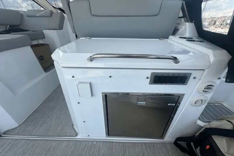 Slide: The Image of Cruisers 390 EXPRESS COUPE 2023 - 21