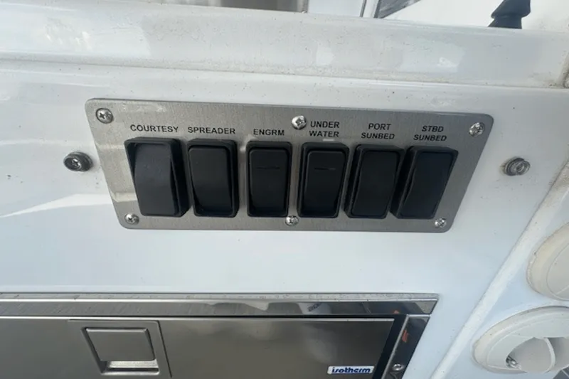 Slide: The Image of Cruisers 390 EXPRESS COUPE 2023 - 25