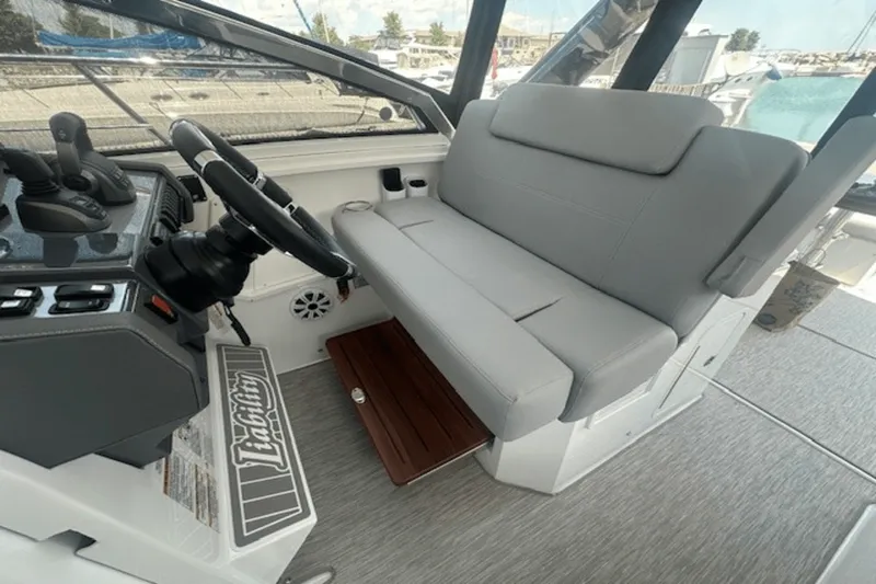 Slide: The Image of Cruisers 390 EXPRESS COUPE 2023 - 29