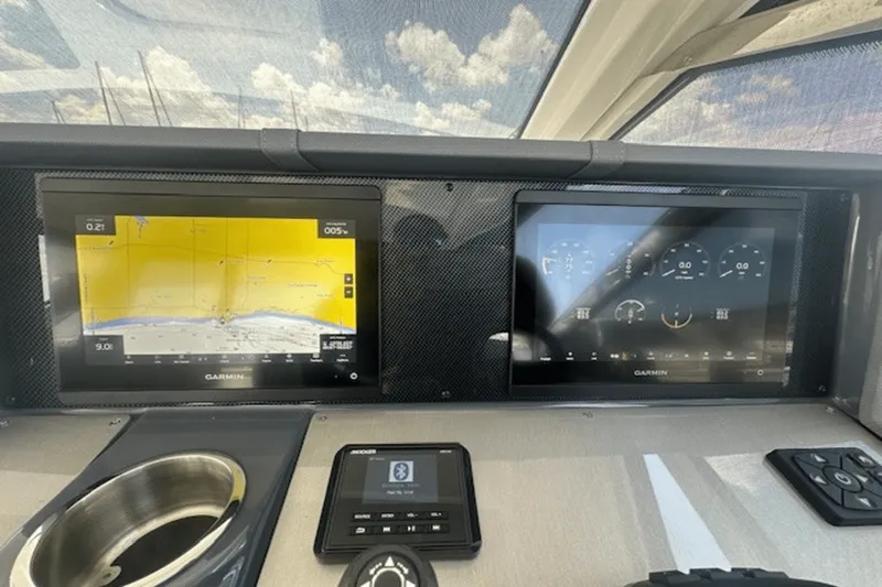 Slide: The Image of Cruisers 390 EXPRESS COUPE 2023 - 33