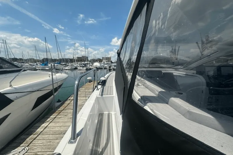 Slide: The Image of Cruisers 390 EXPRESS COUPE 2023 - 38