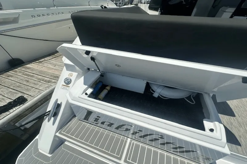 Slide: The Image of Cruisers Yachts 390 EXPRESS COUPE 2023 - 12