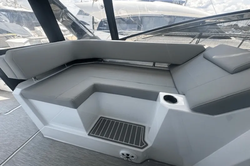 Slide: The Image of Cruisers Yachts 390 EXPRESS COUPE 2023 - 27