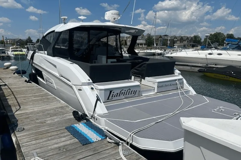 Slide: The Image of Cruisers Yachts 390 EXPRESS COUPE 2023 - 4