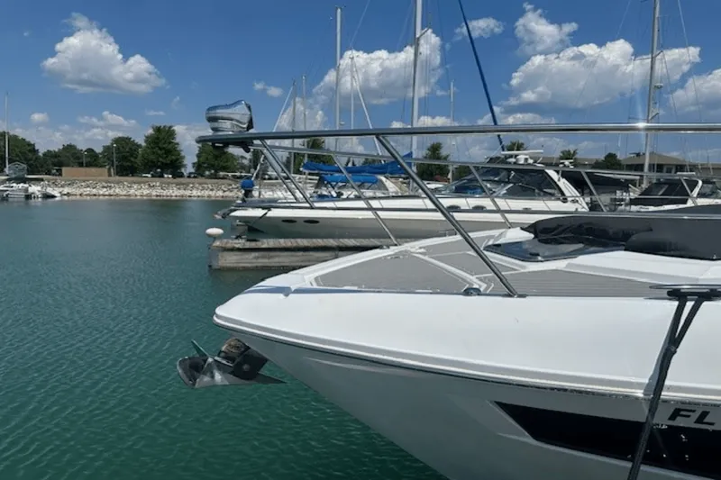 Slide: The Image of Cruisers Yachts 390 EXPRESS COUPE 2023 - 5