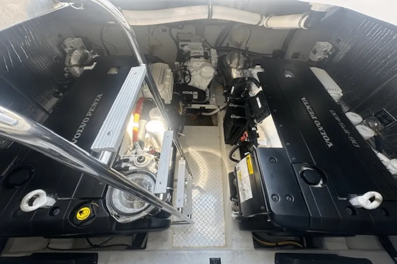 Slide: The Image of Cruisers Yachts 390 EXPRESS COUPE 2023 - 60