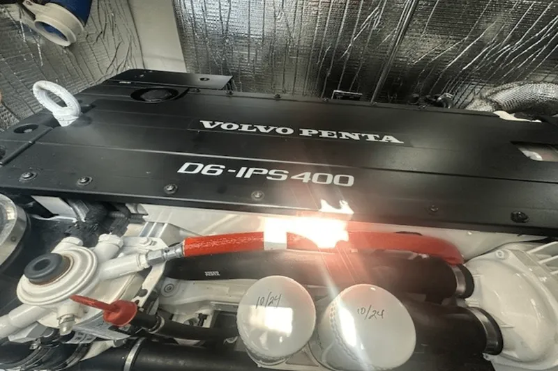 Slide: The Image of Cruisers Yachts 390 EXPRESS COUPE 2023 - 61