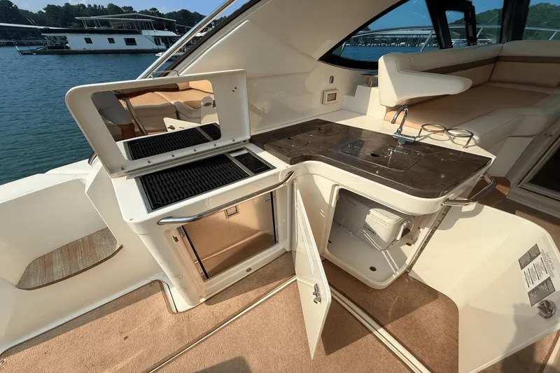 Slide: The Image of Sea Ray 410 SUNDANCER 2013 - 32