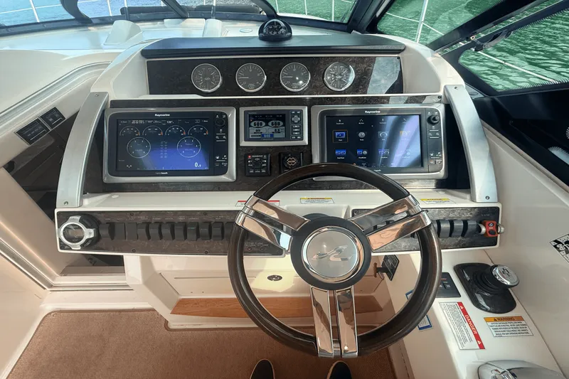 Slide: The Image of Sea Ray 410 SUNDANCER 2013 - 42