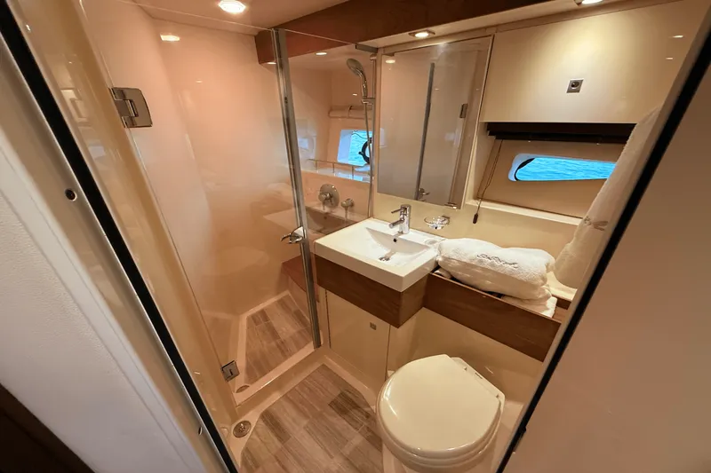 Slide: The Image of Sea Ray 410 SUNDANCER 2013 - 71