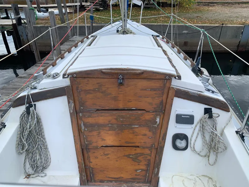 Slide: The Image of 1987 Catalina 25 sailboat cockpit with wooden hatch and rigging. - 11