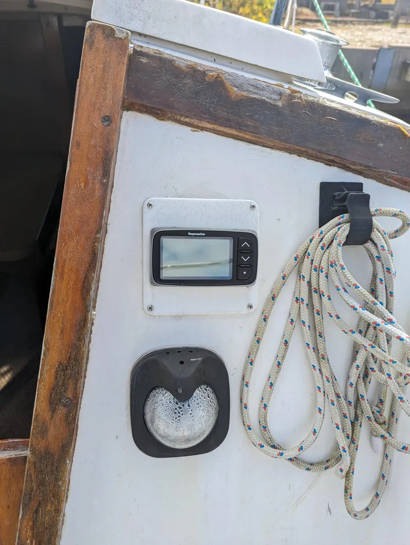 Slide: The Image of Control panel and ropes on a 1987 Catalina 25 sailboat. - 13