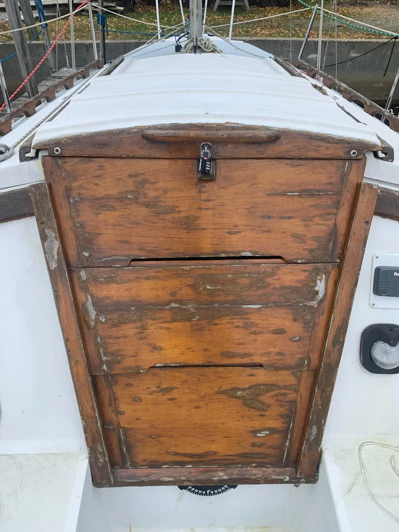 Slide: The Image of 1987 Catalina 25 sailboat wooden hatch with lock. - 14