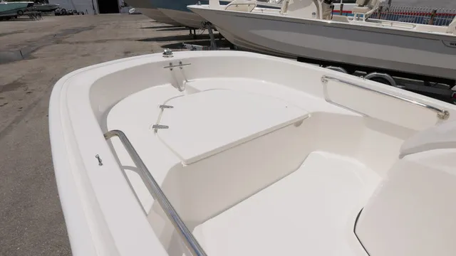 Slide: The Image of Boston Whaler 130 Super Sport 2026 - 10
