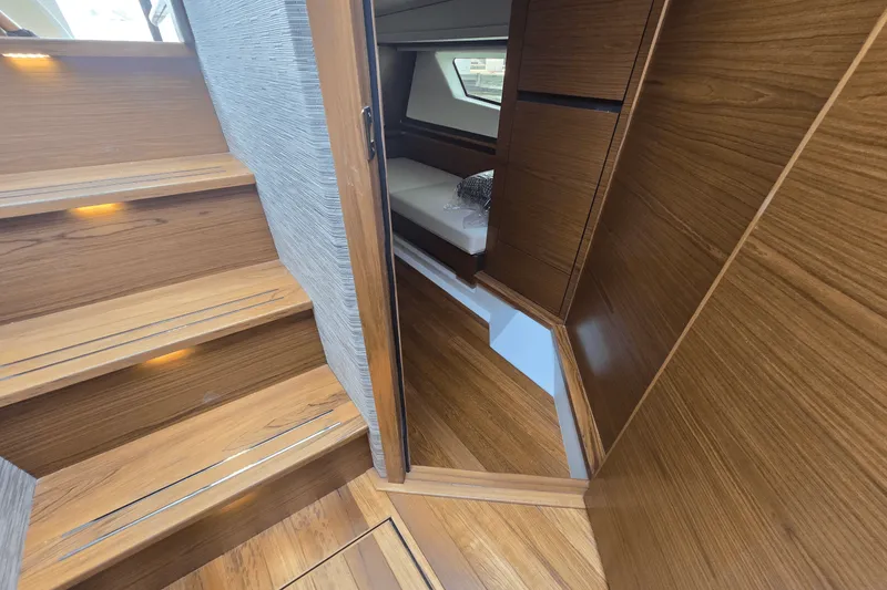 Slide: The Image of Tiara 48LE 2026 - 30