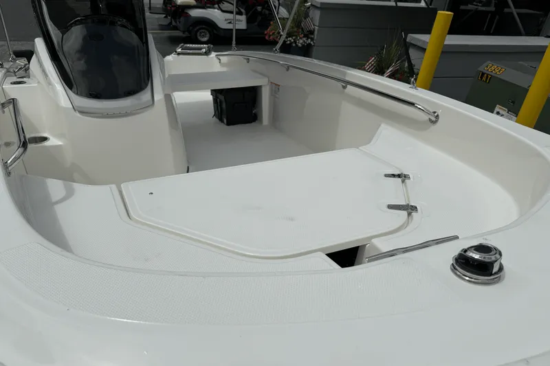 Slide: The Image of Boston Whaler 130 Super Sport 2025 - 15