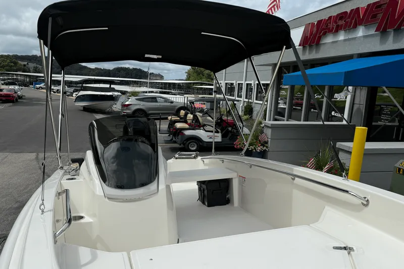 Slide: The Image of Boston Whaler 130 Super Sport 2025 - 16