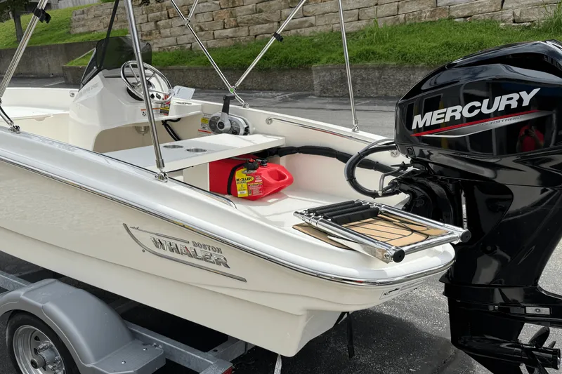 Slide: The Image of Boston Whaler 130 Super Sport 2025 - 7