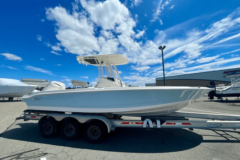 Slide: The Image of Boston Whaler 220 Dauntless 2025 - 0