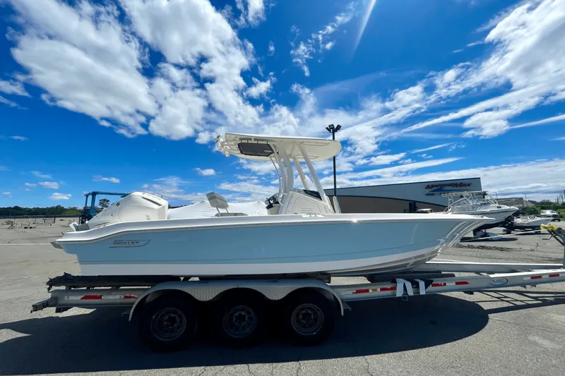 Slide: The Image of Boston Whaler 220 Dauntless 2025 - 1