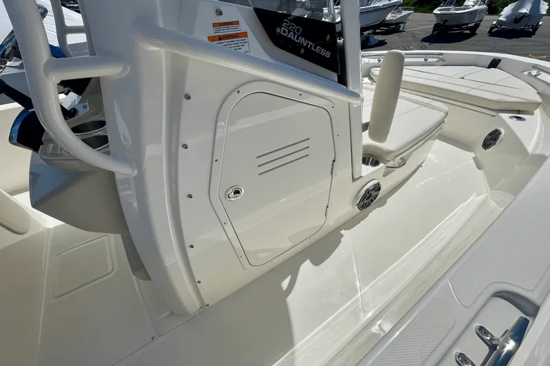 Slide: The Image of Boston Whaler 220 Dauntless 2025 - 10