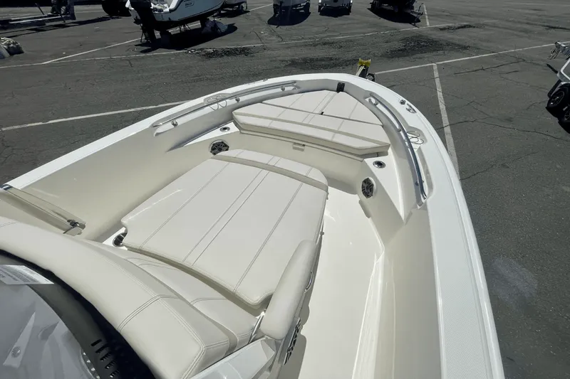 Slide: The Image of Boston Whaler 220 Dauntless 2025 - 12