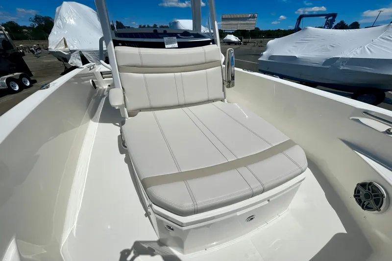 Slide: The Image of Boston Whaler 220 Dauntless 2025 - 13