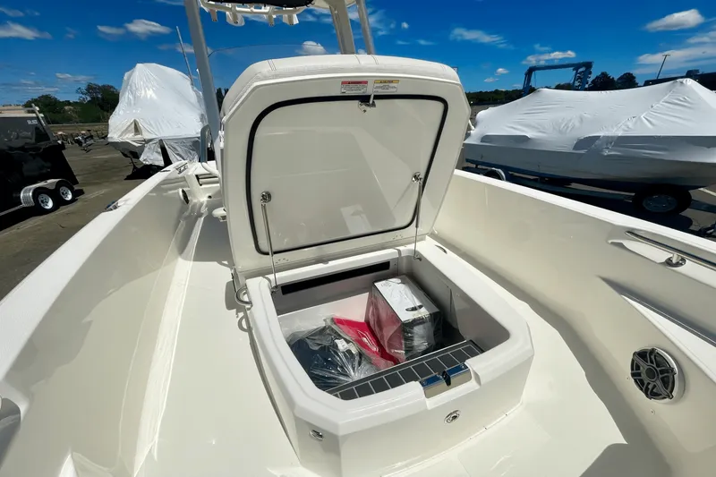 Slide: The Image of Boston Whaler 220 Dauntless 2025 - 14
